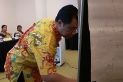 narasumber-memberikan-materi